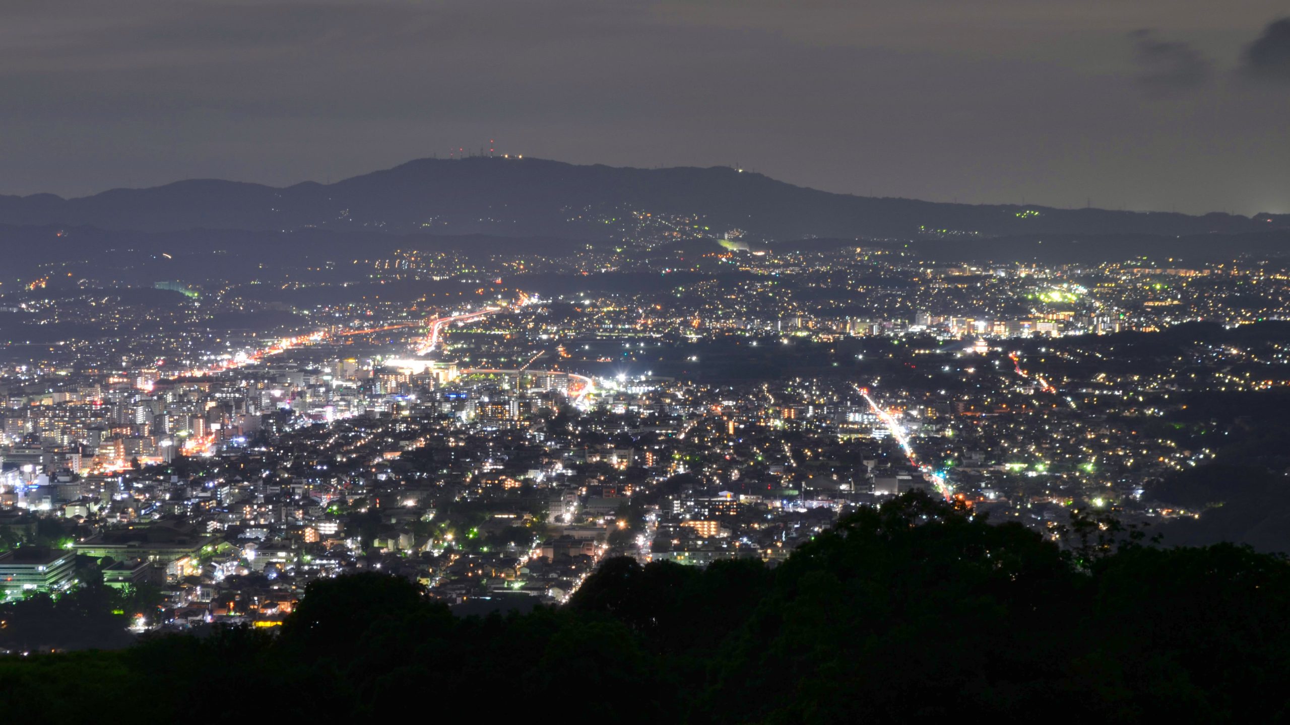 新日本三大夜景のひとつ 古都奈良を望む若草山の夜景 Garagehouse 京阪奈丘陵に展開する賃貸ガレージハウス